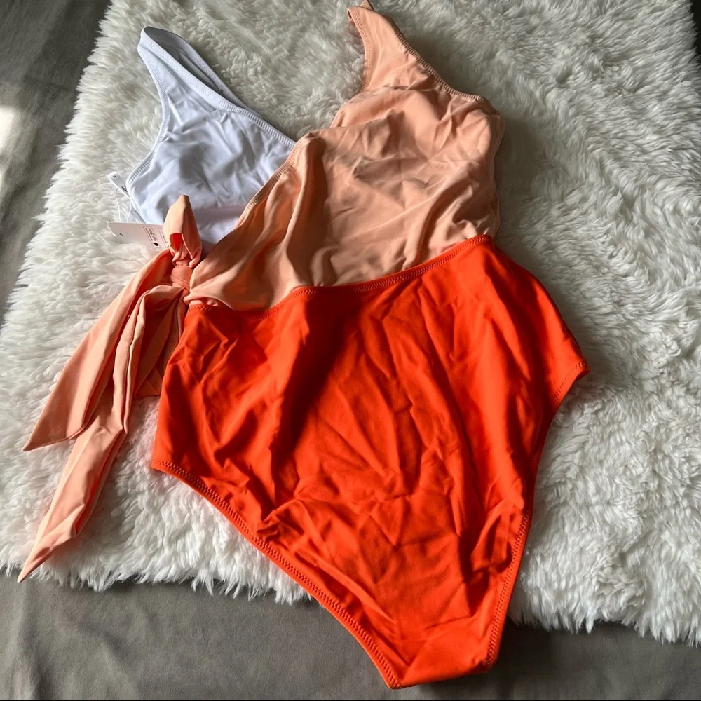 Cupshe One Piece Color Block Plunge Neck Swimsuit Size Medium NWT - Picture 2 of 4